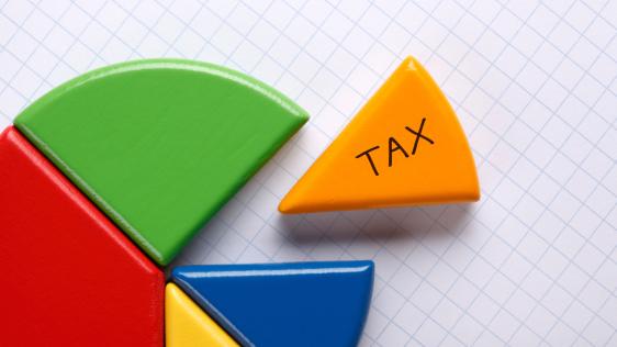 ein Kreis der unterteilt ist in Stücke. Auf einem Stück steht das Wort "Tax"