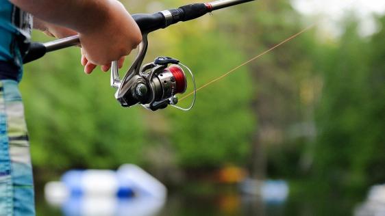 Foto mit Angler und Angelrute, Fischerprüfung, Angelschein