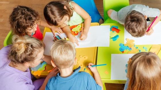 Kinder die mit Buntstiften malen