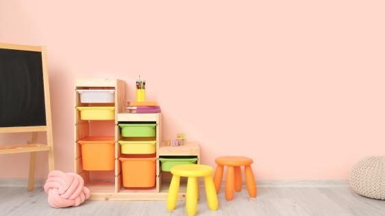 Regal, Stühle und eine Tafel in Kindergröße