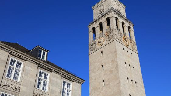 Der Rathaustum und das Rathaus werden abgebildet