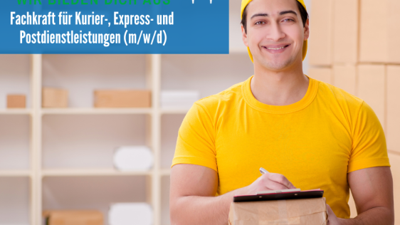 Das Bild zeigt einen jungen Mann der vor einem Regal mit Paketen steht. Er lächelt in die Kamera und hält ein Paket in den Händen.