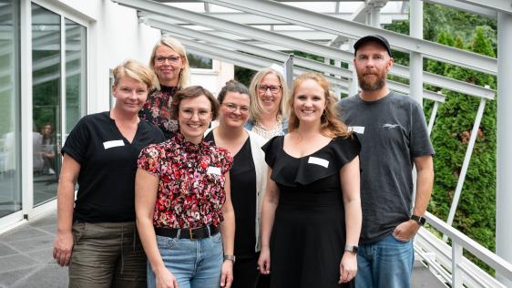 Die fünf Teamleitungen des Allgemeinen Sozialen Dienstes, eine Schulsozialarbeiterin und die Netzwerkkoordinatorin stehen als Gruppe im Außenbereich der Akademie 'Wolfsburg'
