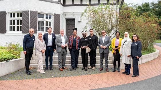 Zum Auftakt der Interkulturellen Woche haben sich einige der Beteiligten zusammen mit Oberbürgermeister Marc Buchholz für ein Gruppenfoto vor der Katholischen Akademie "Die Wolfsburg" aufgestellt.