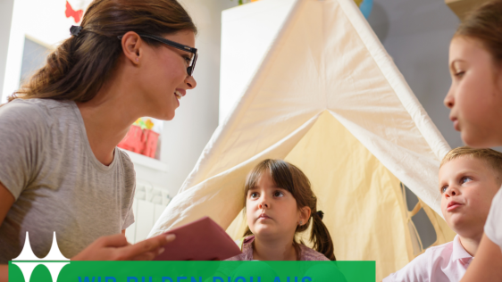 Das Bild zeigt eine junge Frau, die einer Gruppe von drei Kindern eine Geschichte vorliest. Alle sitzen im Kreis vor einem Tipi.
