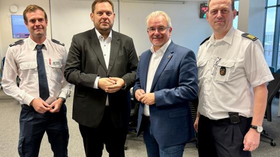 Auf dem Bild sind vier Personen. Die beiden Oberbürgermeister aus Mülheim an der Ruhr und Oberhausen und der Leiter der Feuerwehr Mülheim und der stellv. Leiter der Feuerwehr Oberhausen