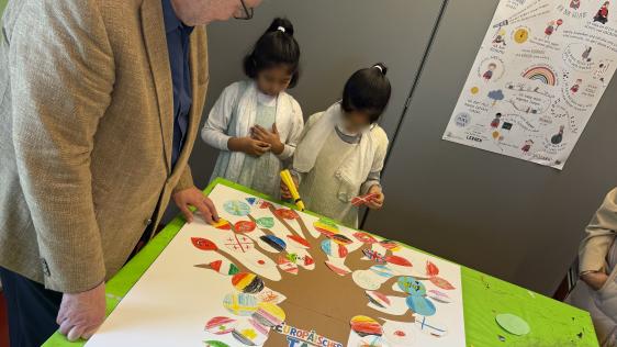 Im Rahmen des Europäischen Tages der Sprachen gestalteten die teilnehmenden Kinder eine große Collage, die die bunte sprachliche Vielfalt der Gruppe widerspiegelt.