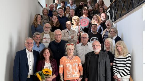 Gruppenbild der Ausstellungseröffnung "Papier - Paperi" am 05. September im Historischen Rathaus. 