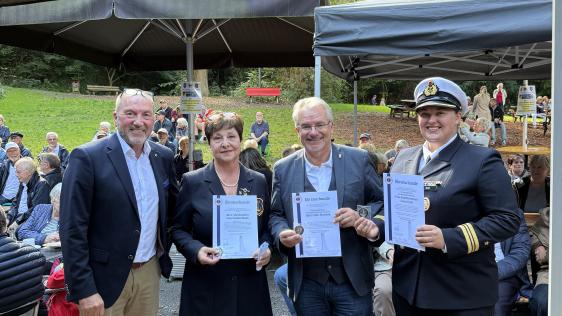 Im Rahmen der Feierlichkeiten rund um das 125-jährige Jubiläum der Marinekameradschaft Mülheim an der Ruhr e.V. “KORMORAN“ wurden Ehrenurkunden des Deutschen Marinebundes e.V. überreicht.