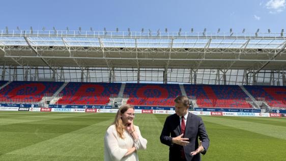 Mülheims Bürgermeisterin Ann-Kathrin Allekotte (links) im Gespräch mit dem Stadtpräsidenten Arkadiusz Wiśniewski (rechts) im Opoler Stadion.