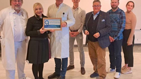 Foto von links nach rechts:  Dr. med. Olaf Heinen (Oberarzt/Krankenhaushygieniker, Ev. Krankenhaus), Gabriele Kantor (Leitung der Hygiene, Ev. Krankenhaus), Prof. Dr. med. Heinz-Jochen Gassel (Ärztlicher Direktor/Chefarzt, Ev. Krankenhaus), Roland Ebbing (Pflegedirektor, Ev. Krankenhaus), Dr. Daniela Grobe (Dezernentin für Gesundheit, Soziales, Arbeit und Kultur), Dr. Frank Pisani (Amtsleiter, Amt für Gesundheit und Hygiene), Mahrou Dominiak (Qualitätsmanagement, Amt für Gesundheit und Hygiene)