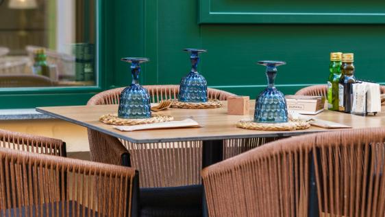 außen Tisch mit Stühlen vor Restaurant