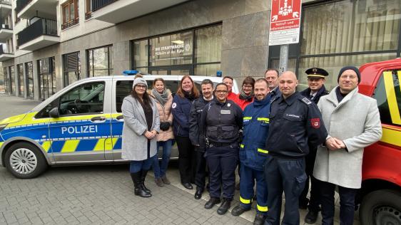 Gruppenfoto vor dem Notruf- und Informationspunkt 7 an der Stadtwache