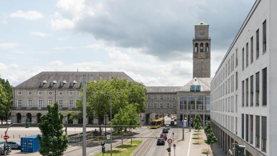 Mülheimer Rathaus mit Stadtverkehr