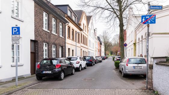 Straße in der Mülheimer Altstadt mit Bewohnerparkplätzen
