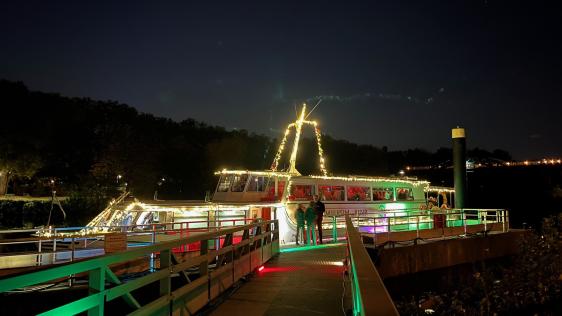 Das Foto zeigt das festlich beleuchtete Salonschiff der Weißen Flotte, welches für den After Work Treff 2025  für Frauen am Stadtsteiger lag.