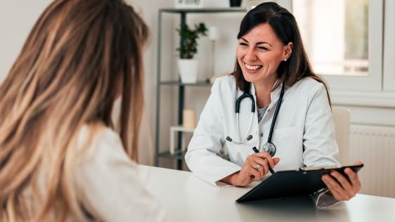 Eine Betriebsärztin berät eine Patientin.