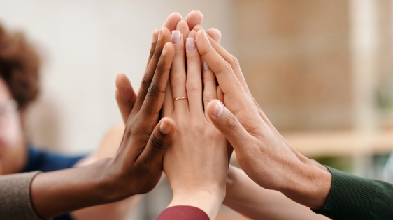 Einzelne Hände, die wie bei einem High-Five aufeinandertreffen