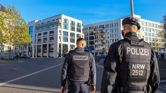 Das Mülheimer Ordnungsamt läuft mit Unterstützung der Polizei Streife im Mülheimer Stadtgebiet, um die Einhaltung der Coronaschutz-Maßnahmen zu kontrollieren. Auf dem Foto befinden sich zwei uniformierte Ordnungshüter, die entlang des Mülheimer Stadthafens in Richtung des StadtQuartiers Schlossstraße laufen.