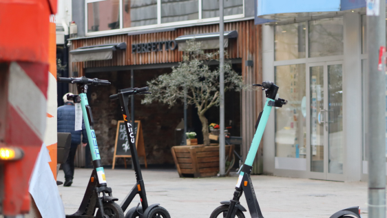 drei E-Scooter vor dem Cafè Perfetto