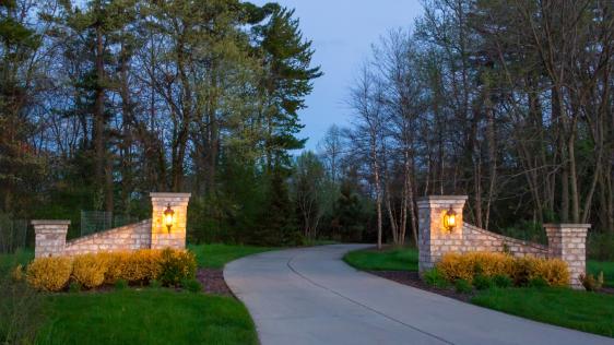 Eine Grundstückszufahrt in der Abenddämmerung