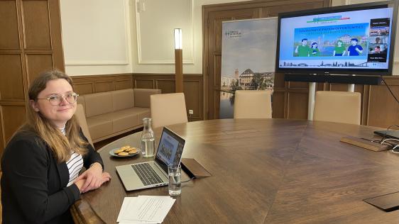 Bürgermeisterin Ann-Kathrin Allekotte im Rahmen der Internationalen Jugendkonferenz 2025 im Onlineformat.