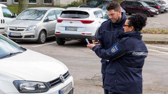  Die Überwachung des ruhenden Verkehrs ist eine zentrale Aufgabe des Ordnungsamtes. Die häufigsten Beschwerden, die in der Leitstelle eingehen, beziehen sich auf Parkverstöße