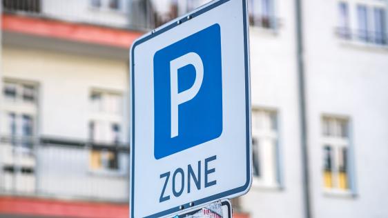 Schild als Markierung einer Parkplatzzone