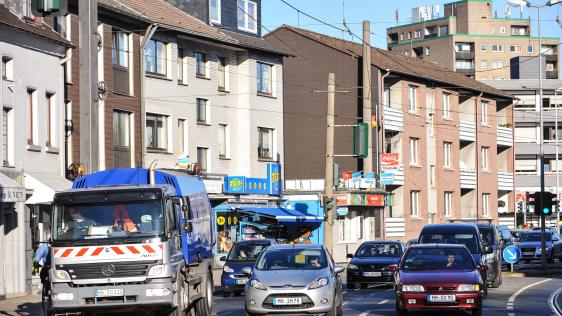 Mülheim an der Ruhr, Stadtteil Winkhausen, Aktienstraße, Verkehr, Straßenbahn, Einkaufen, Einzelhandel.