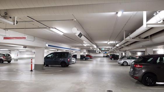 Blick in die Tiefgarage "Schloßstraße" mit verschiedenen Parkbuchten und einigen parkenden Fahrzeugen.
