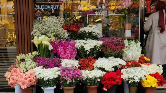 Blumenauslage vor Blumenladen