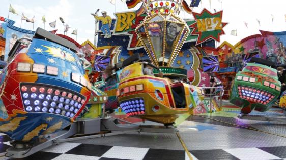 Das Fahrgeschäft "Breakdance" auf der Cranger Kirmes.