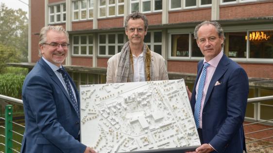 SORAVIA startet nach städtebaulichem Wettbewerb mehrjährige Entwicklung der PARKSTADT MÜLHEIM. Casino Tengelmann, Parkstadt Mülheim, ehemaliges Tengelmann-Gelände an der Wissollstraße. (v.l.) Oberbürgermeister Marc Buchholz, Bernd Vlay, Partner des StudioVlayStreeruwitz, Erwin Soravia, CEO von SORAVIA. 10.07.2021