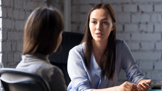 Casemanagerin im Beratungsgespräch mit einer Frau