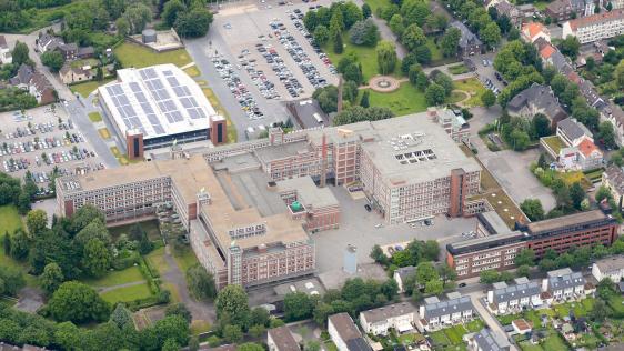 Luftbild des früheren Tengelmann-Areals: Wie das frühere Industrieareal künftig aussieht, wird im Rahmen eines zukunftsweisenden städtebaulichen Wettbewerbs von April bis Oktober entschieden. Politik und Stadtgesellschaft sind bei allen Planungen einbezogen. (SORAVIA)