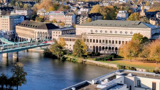 Das Bild zeigt die Stadthalle hinter der Ruhr und die Stadthallenbrücke
