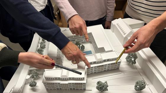 Diskussionsrunde an Architekturmodell