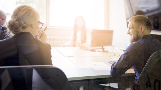 Eine Gruppe Geschäftsleute sitzen an einem Tisch