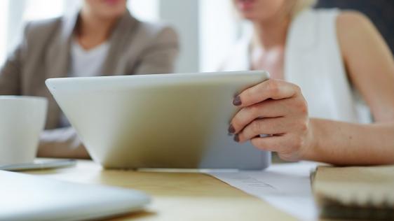 2 Frauen in einer Beratungssituation am Tablet