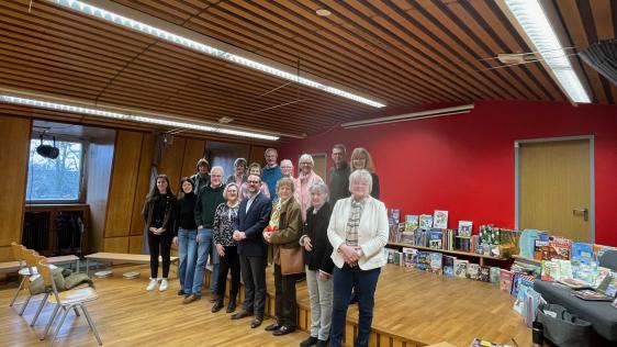 Gruppenfoto im Rahmen der Bücherübergabe in der Grundschule am Sunderplatz