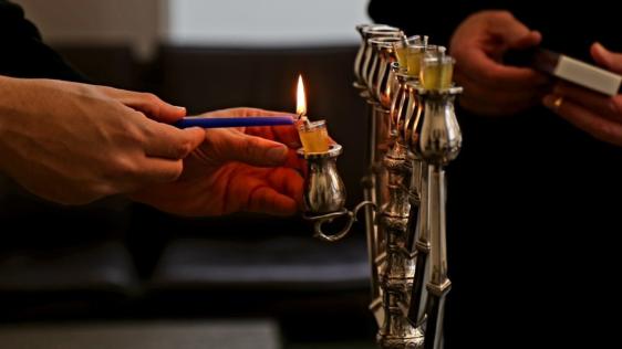 Chanukka-Leuchter wird angezündet