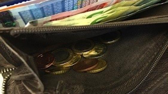 Scheine und Kleingeld in einer Geldbörse. Arbeitnehmer können einen monatlichen Arbeitgeberanteil zur Vermögensbildung erhalten.