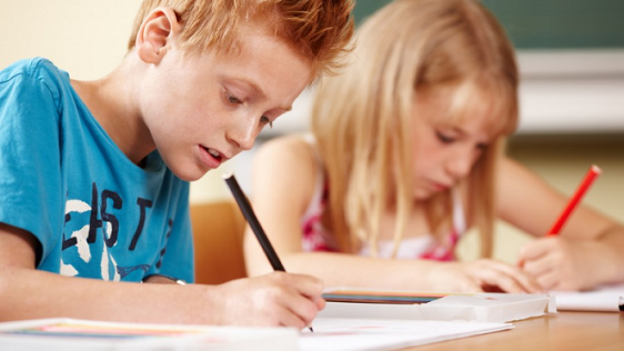 Schüler und Schülerin lernen gemeinsam an einem Tisch