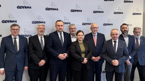 Vertreter*innen des Präsidiums der Arbeitsgemeinschaft Europapreisträgerstädte sowie der Europapreisträgerstadt Gdynia, darunter Bürgermeister Markus Püll (4. von links).