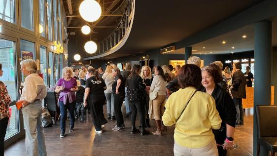 Das Foto zeigt die Stimmung auf der Frauenparty.