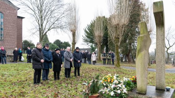 Vertreter von Politik und Religionen beim stillen Gedenken. 