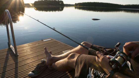 Foto mit Angler und Angelrute, Fischerprüfung, Angelschein