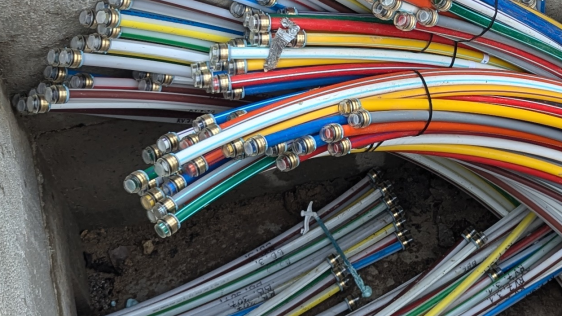 Einige Bündel Speedpipes zur Belegung zum Einzug von Glasfasern.