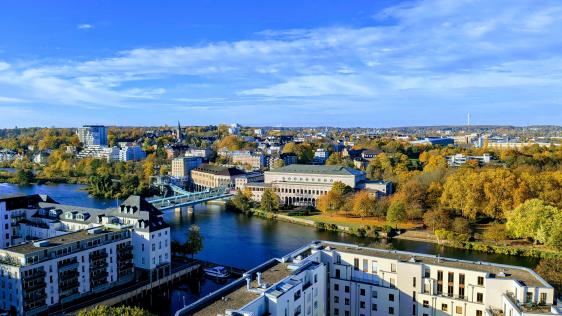 Das Bild zeigt ein Luftbild der Stadt