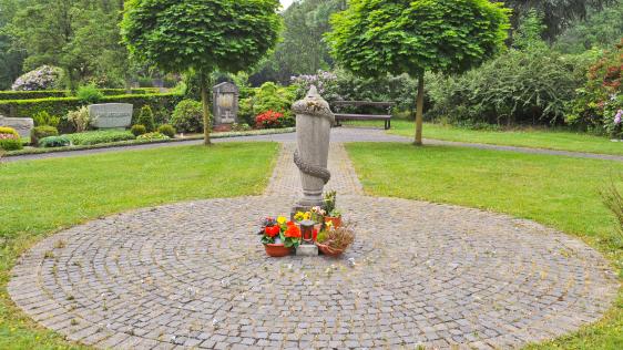 Gedenkstein des Aschestreufelds auf dem Hauptfriedhof Mülheim an der Ruhr